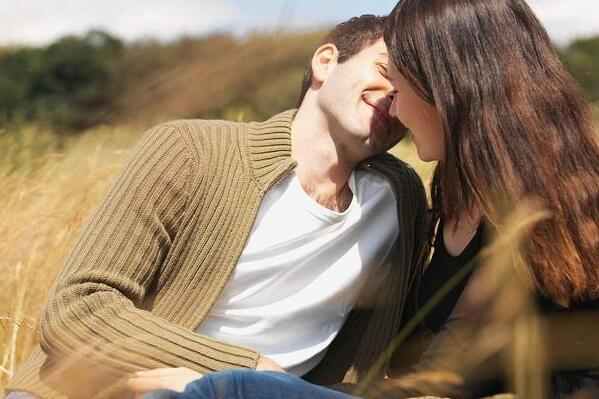 男生接吻伸舌头代表什么？舌吻的感觉是怎么样的-第1张图片-爱薇女性网