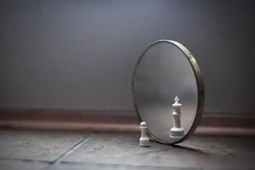 为什么晚上不能照镜子（镜子冲气而且很容易看到脏东西）-第2张图片-爱薇女性网