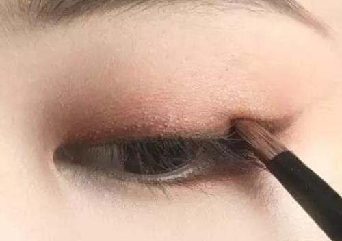 单眼皮怎么画眼影，4个小技巧让你画出自然好看的眼影