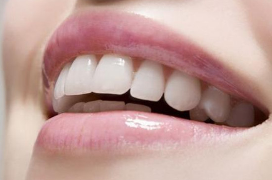 上牙代表父母下牙代表儿女，牙齿的形态和父母儿女有关