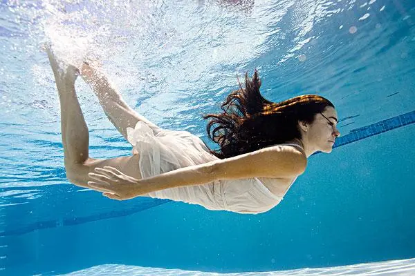 游泳时胸垫掉了怎么办，不要惊慌可以向朋友或救生员帮助-第1张图片-爱薇女性网