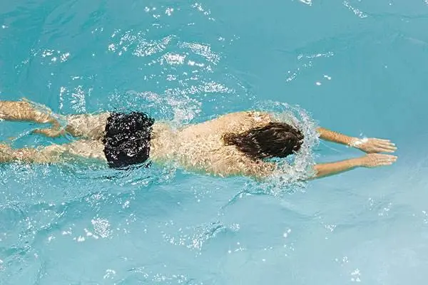 游泳时胸垫掉了怎么办，不要惊慌可以向朋友或救生员帮助-第3张图片-爱薇女性网
