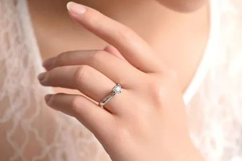 食指戴戒指是什么意思，表示未婚单身但是对爱情很向往-第1张图片-爱薇女性网